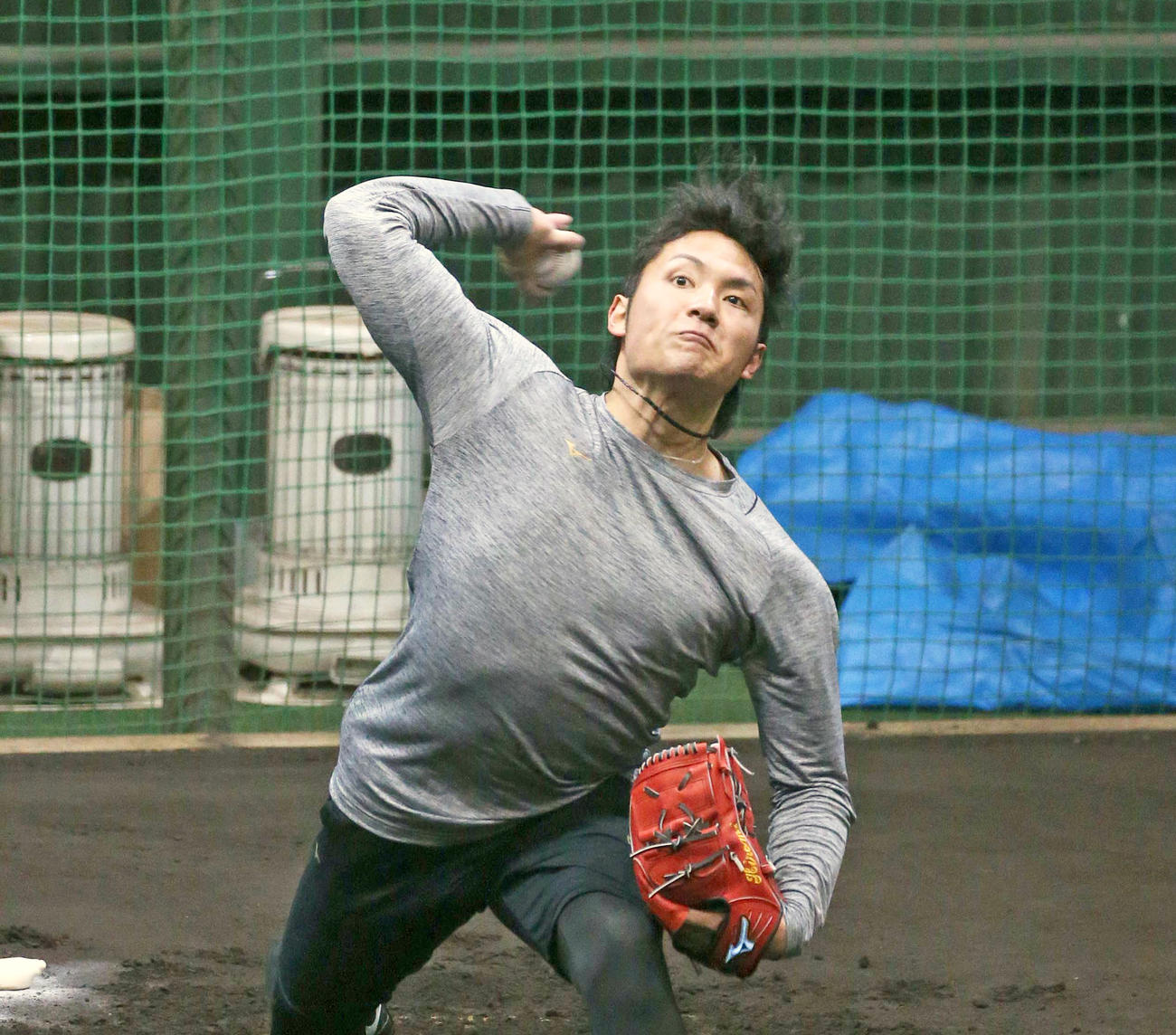 ブルペンで投球する日本ハム伊藤（撮影・黒川智章）