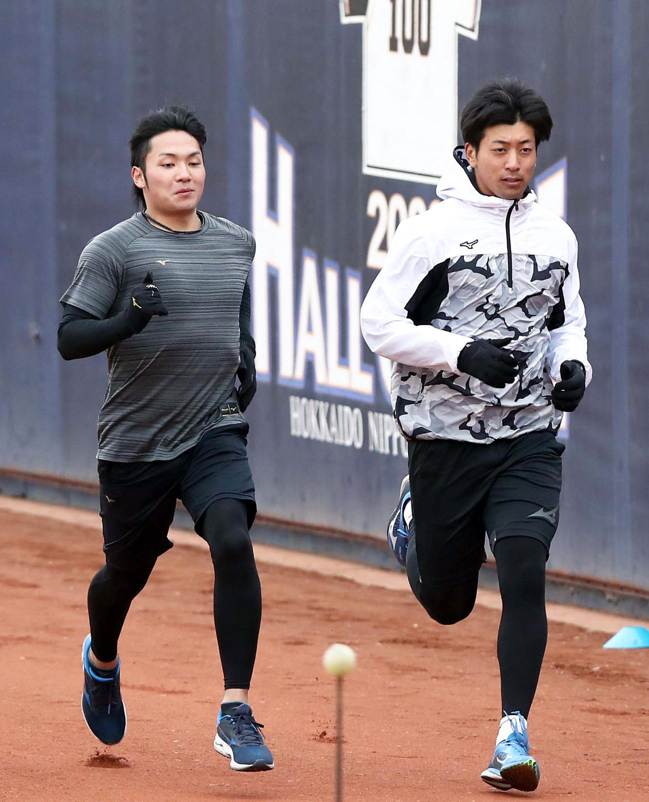 並んでダッシュする日本ハム伊藤（左）と古川（撮影・黒川智章）