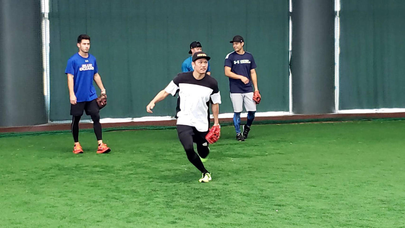 自主トレを公開した巨人坂本勇（手前中央）（球団提供）