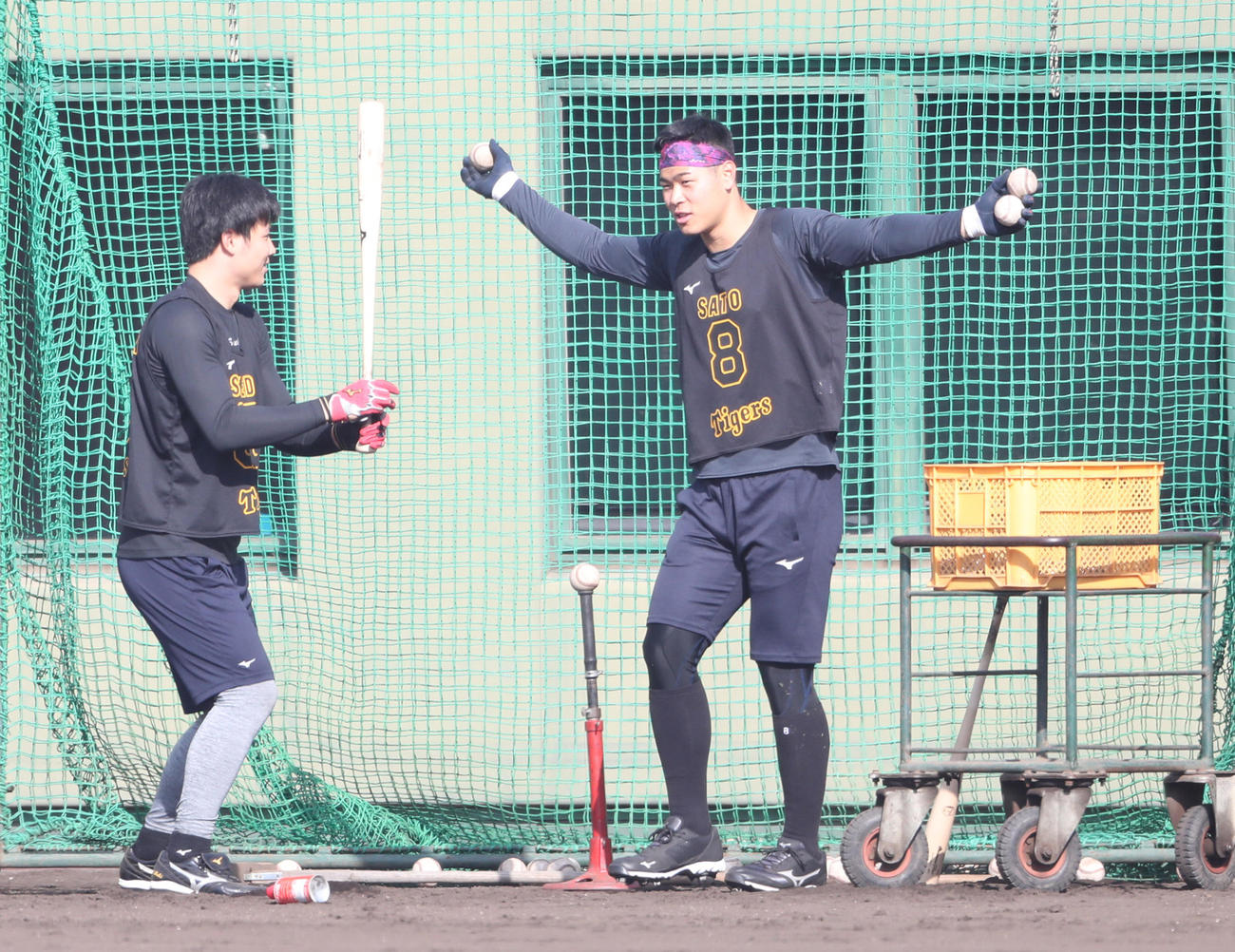 大きなジェスチャーで栄枝（左）と話す佐藤輝（代表撮影）