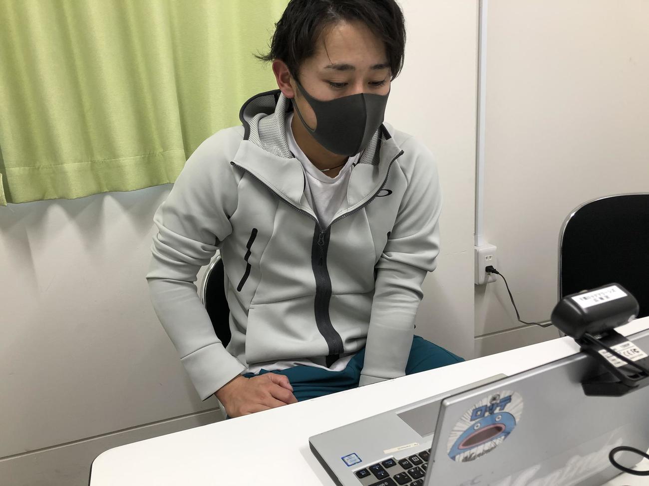 浦和球場で自主トレ後、オンラインで報道陣の質問に答えるロッテ平沢