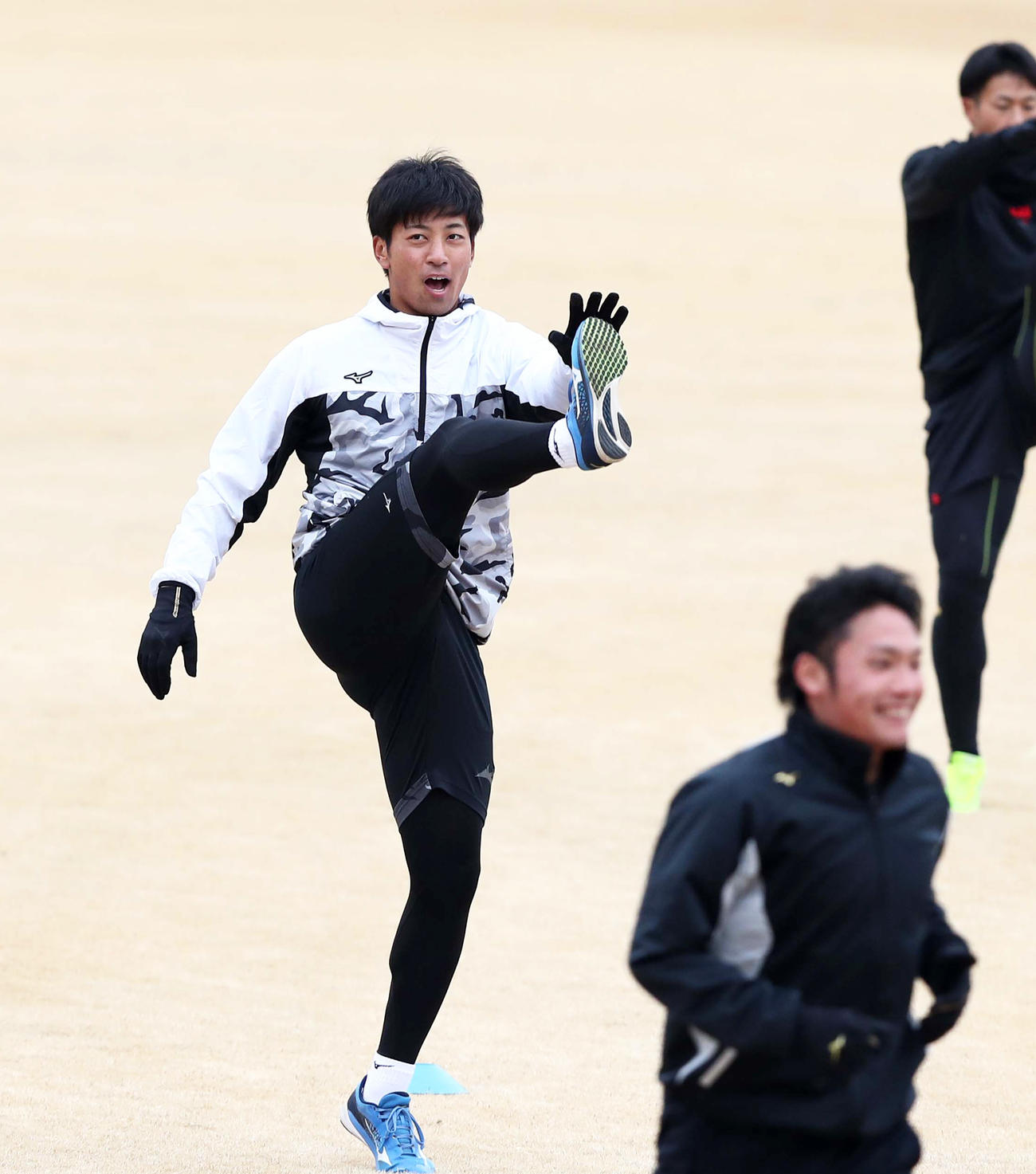 笑顔でアップする日本ハム古川（撮影・黒川智章）