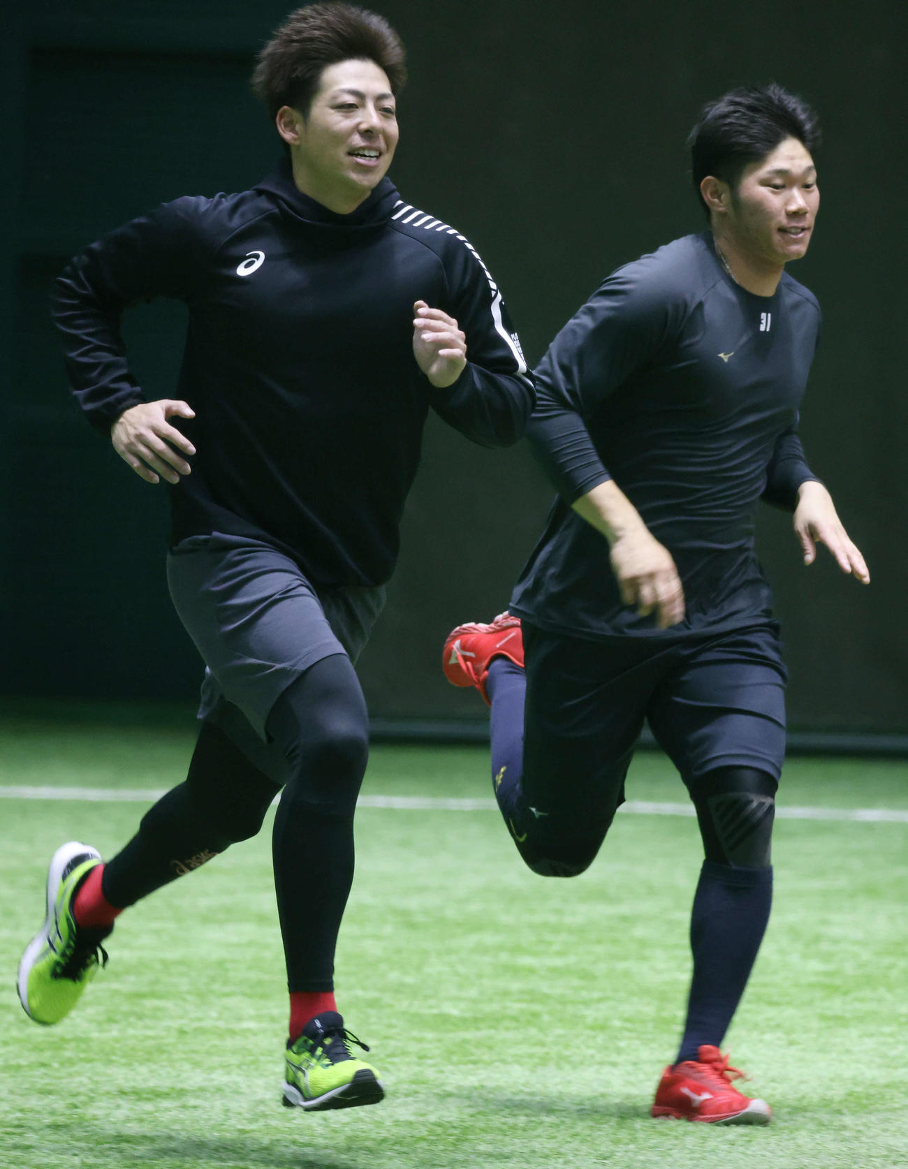 走り込む野間と坂倉（右）（撮影・加藤孝規）