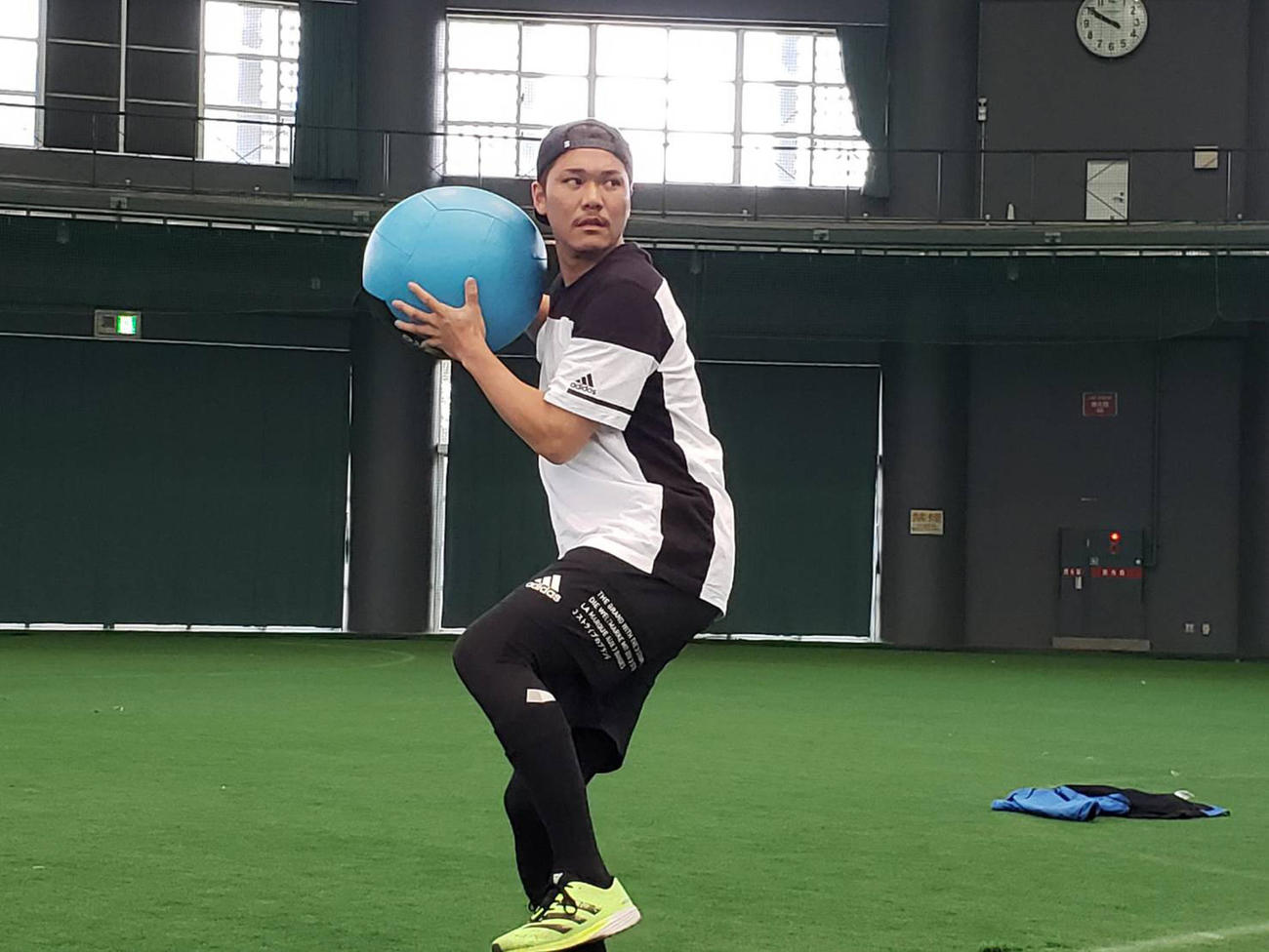 自主トレを公開した巨人坂本勇（球団提供）