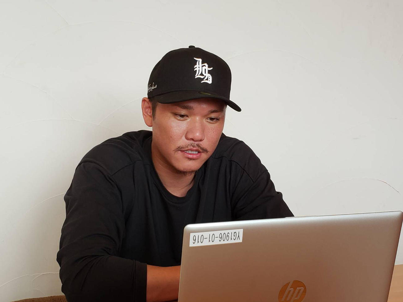 練習後、リモート取材に応じる巨人坂本勇（球団提供）