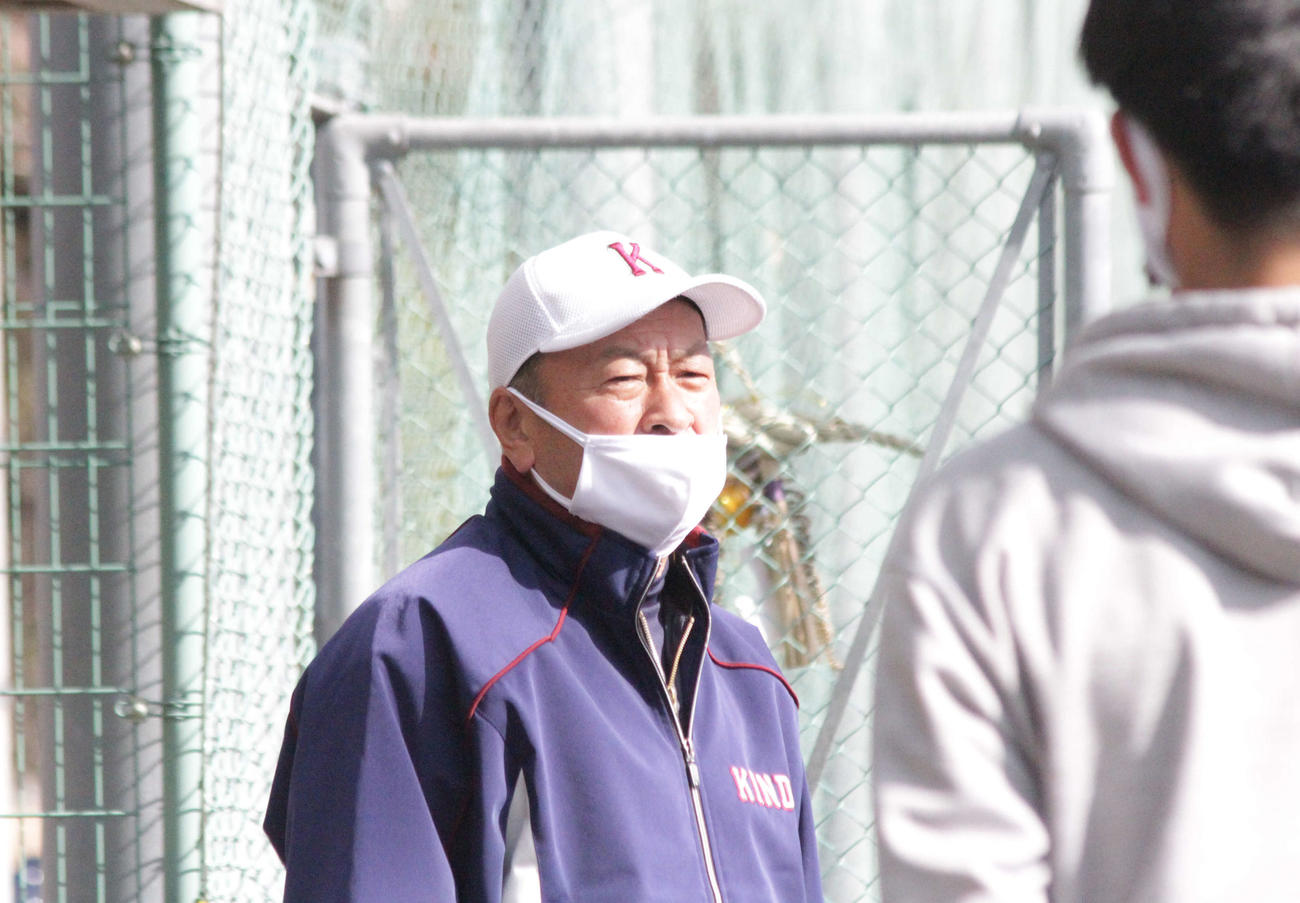 少人数での練習後、ミーティングを行う近大・田中監督（撮影・酒井俊作）