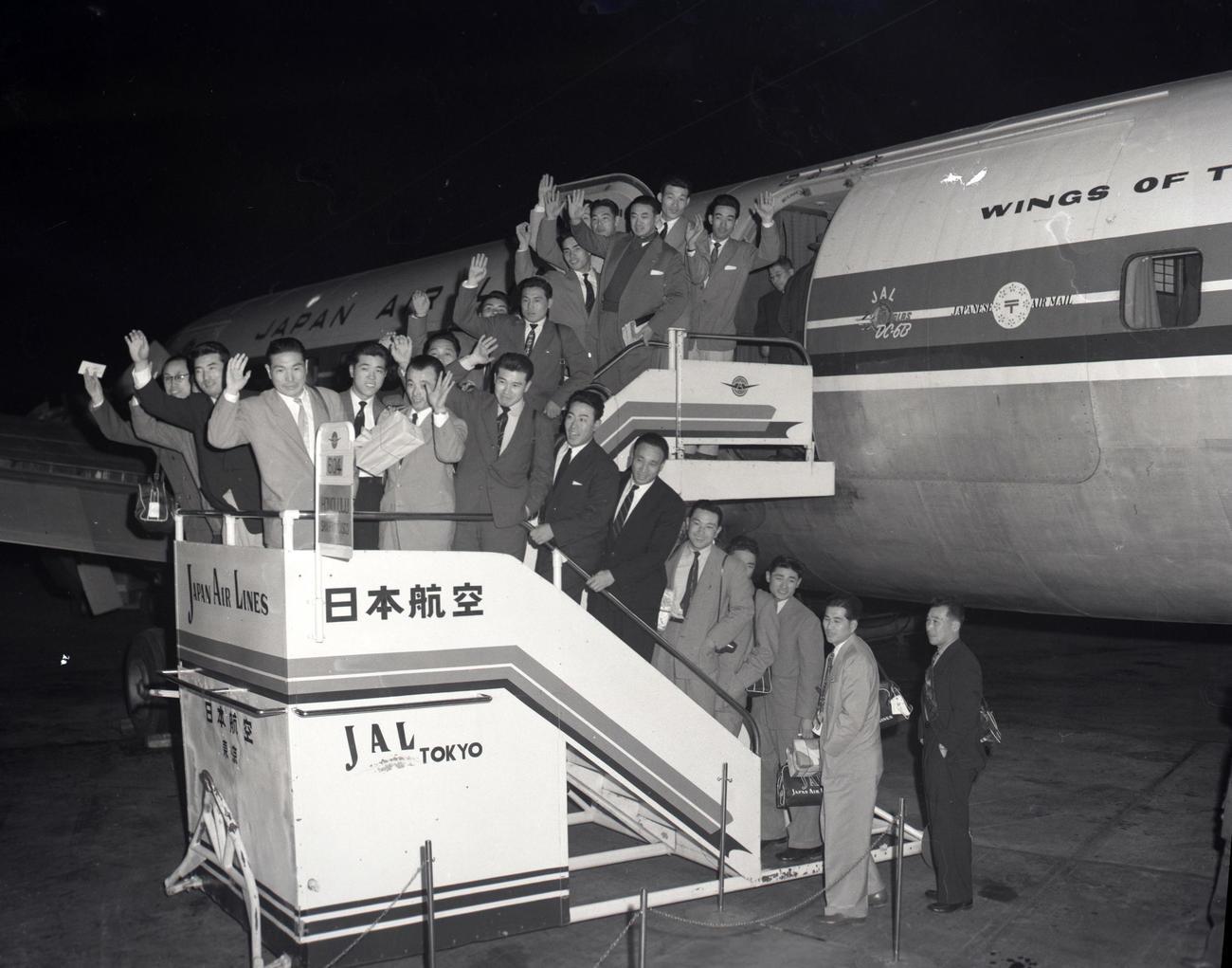 56年、親善試合11試合を兼ねた春季キャンプでハワイへ出発する垂井団長、山本一人（鶴岡一人）監督（タラップ中段中央左）ら22人の南海ナイン