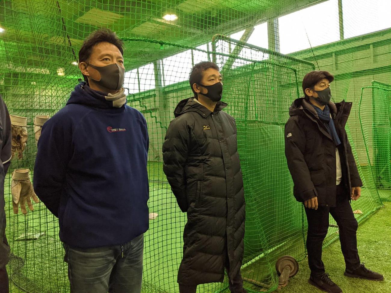 DeNAの新人合同自主トレで、三浦監督（右）と木塚投手コーチ（中）、川村投手コーチはドラフト1位入江のブルペン投球を初めて視察した（球団提供）