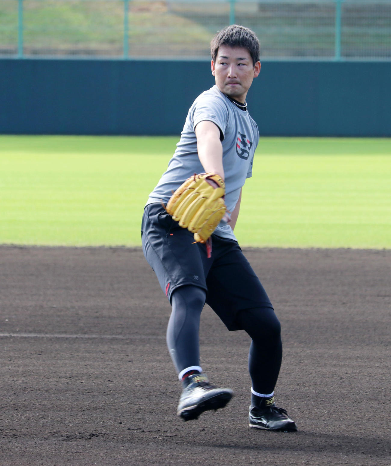 自主トレでキャッチボールする岩崎（代表撮影）