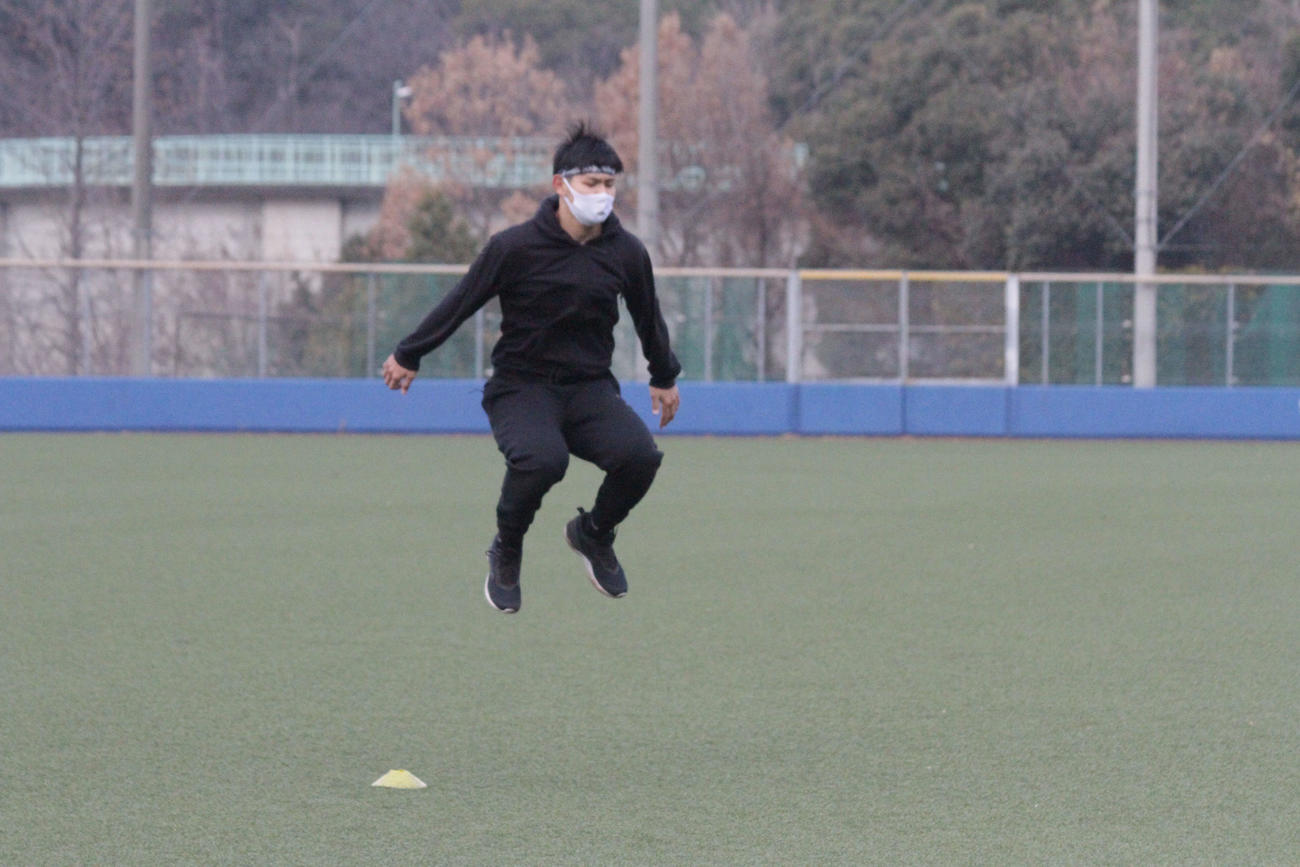 年明けの始動で入念にウオーミングアップを行う関学大・佐藤太紀内野手
