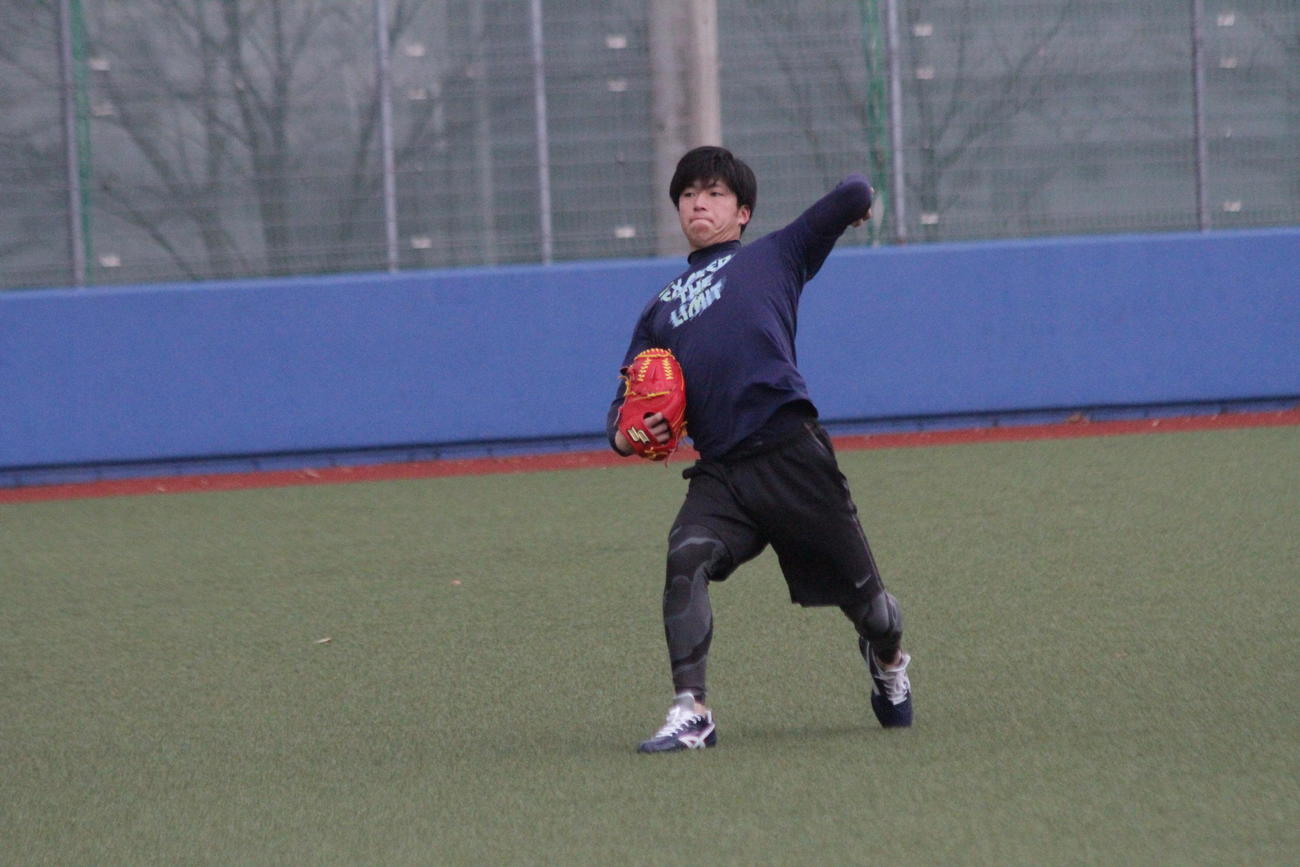 年明けの始動で感触を確かめながらキャッチボールを行う関学大・黒原