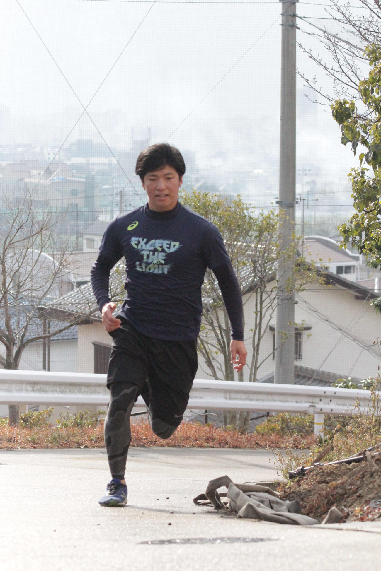 年明けの始動で坂道ダッシュを行う関学大・黒原