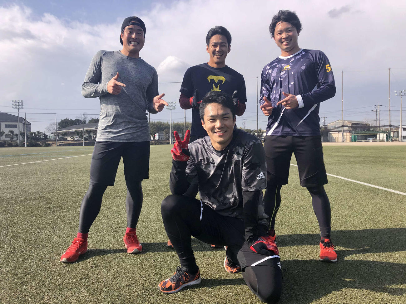 三重県内で自主トレを行う楽天則本昂（中央）と後列左から滝中、則本佳、高田萌（球団提供）