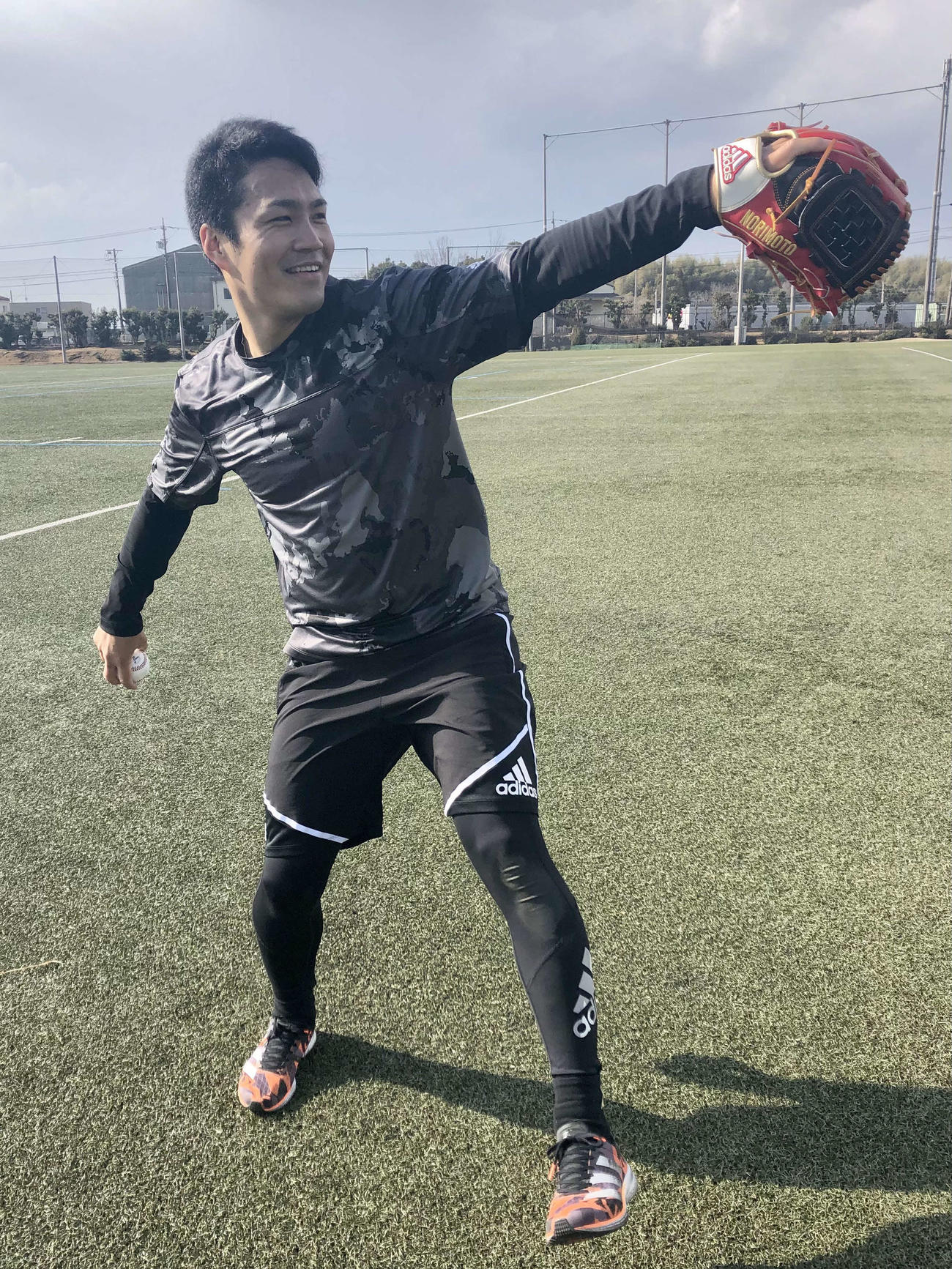三重県内で自主トレを行う楽天則本昂（球団提供）