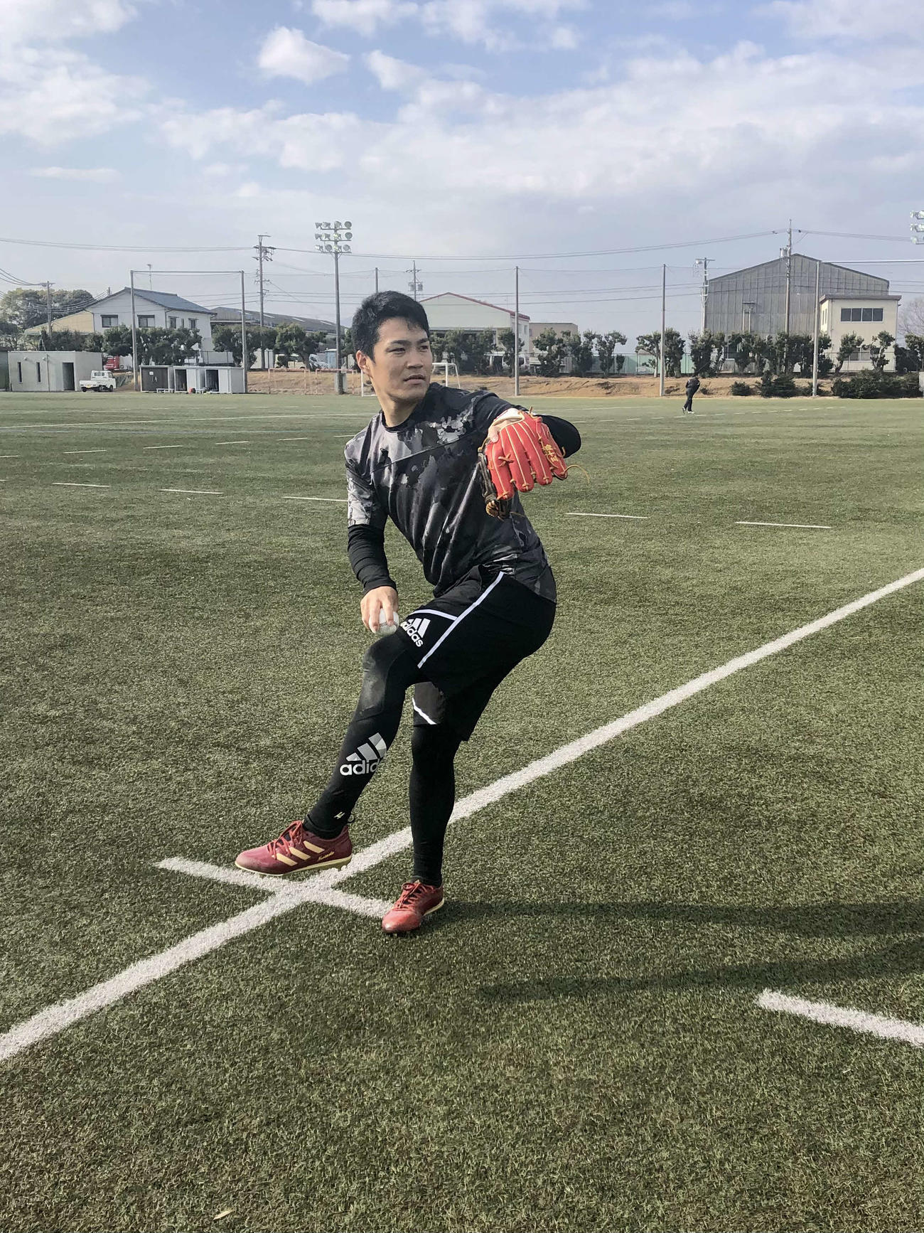 三重県内で自主トレを行う楽天則本昂（球団提供）