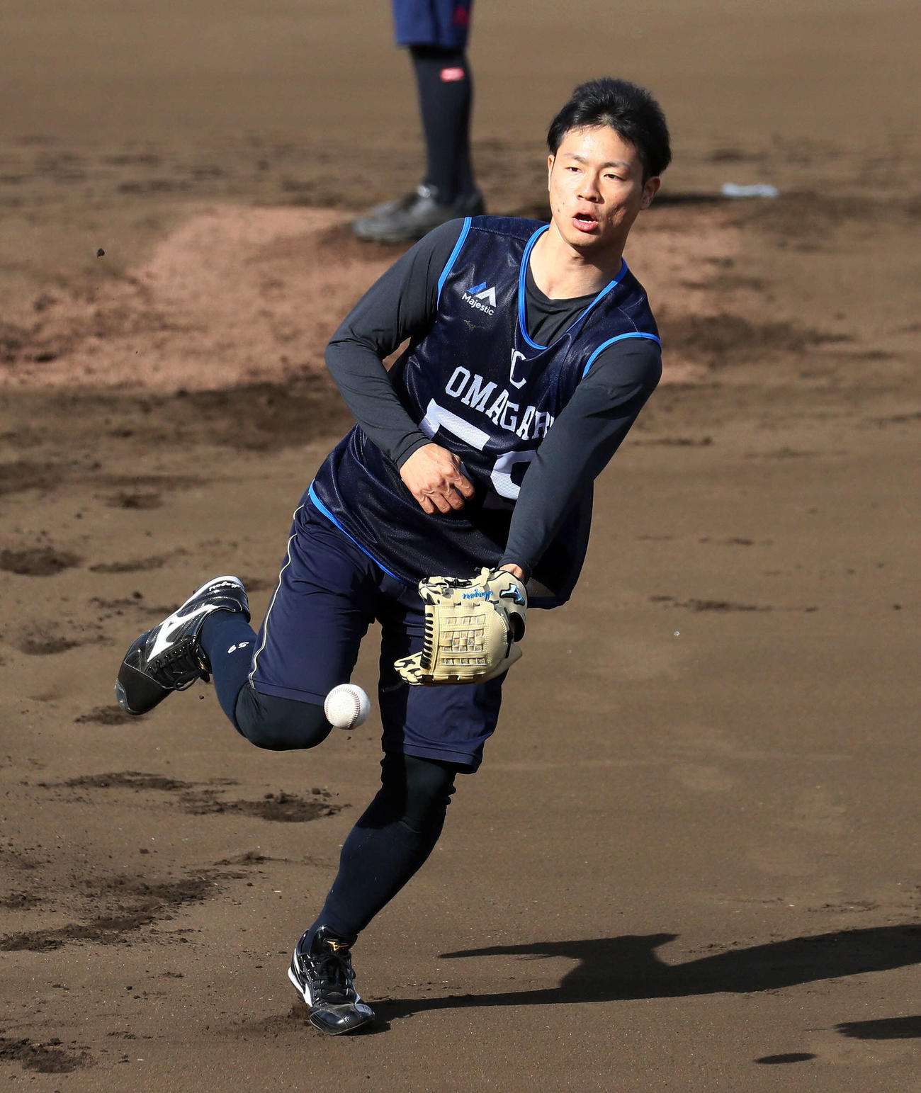 新人合同自主トレの投内連係で汗を流す西武ドラフト5位の大曲（代表撮影）