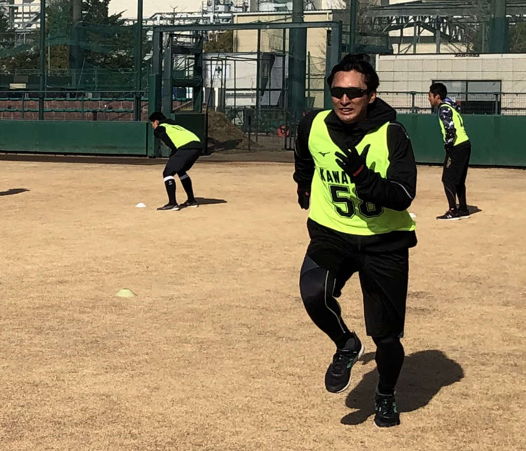 自主トレを行うロッテ河村説人（球団提供）