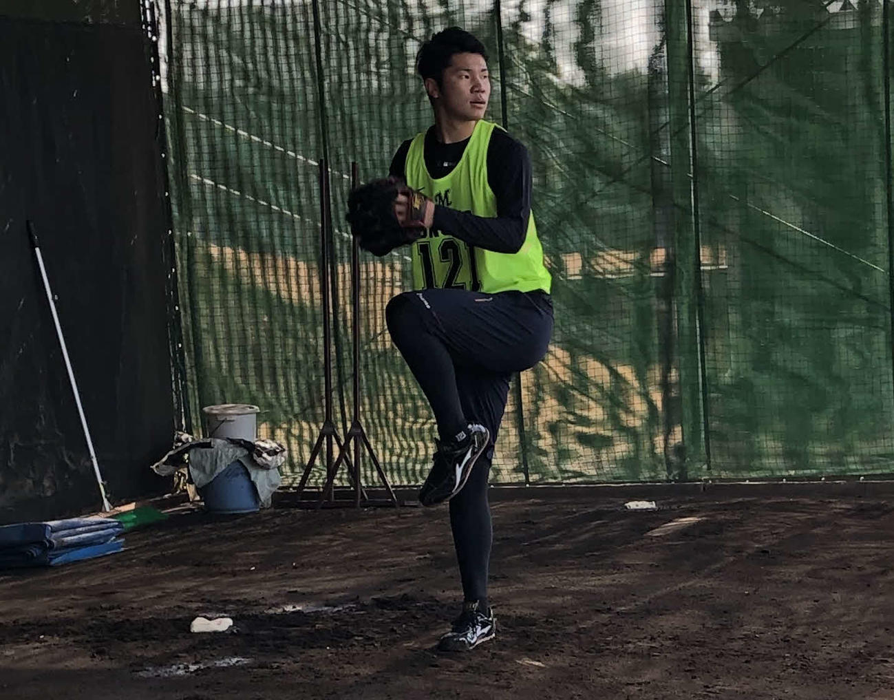 自主トレでブルペンに入るロッテ小沼健太（球団提供）