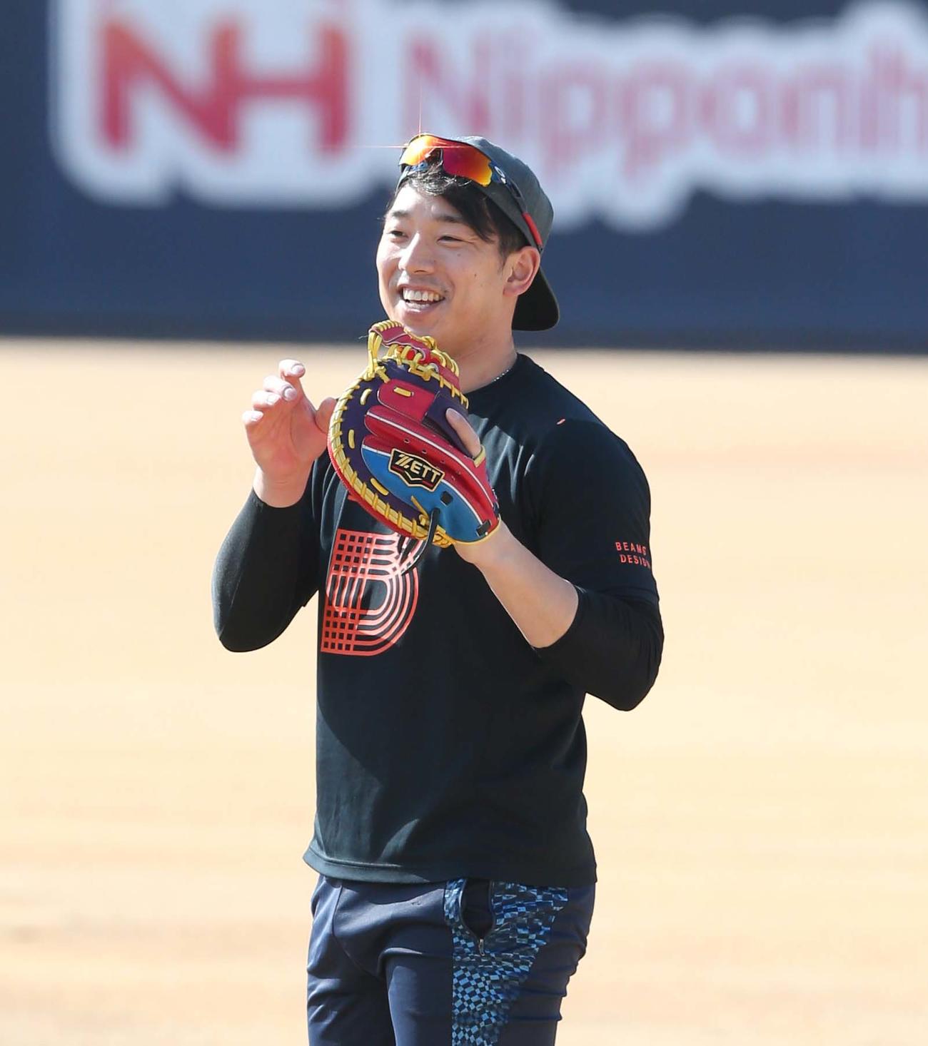 笑顔でキャッチボールする日本ハム宇佐見（撮影・黒川智章）
