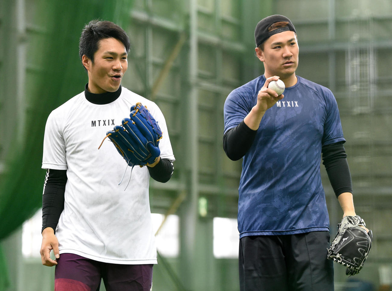 18年1月、キャッチボールを終え会話を交わすヤンキース田中（右）と楽天則本昂