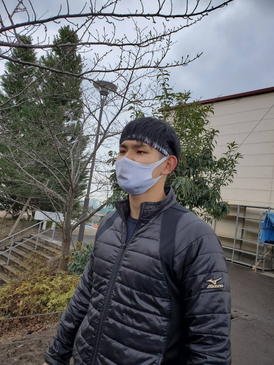 練習始動した関学大・佐藤太は質問に答える