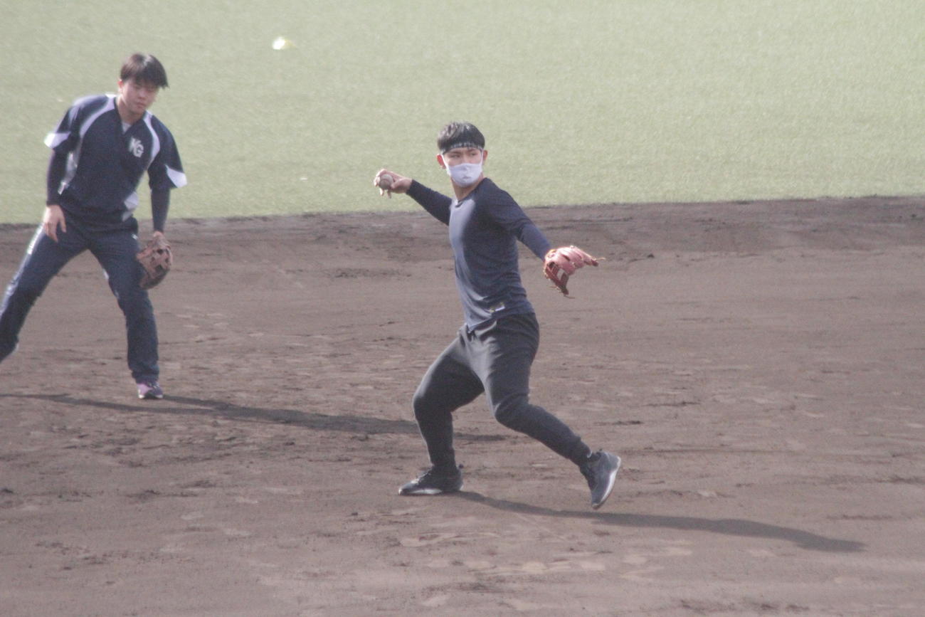 三塁に入りノックを受ける関学大・佐藤太（撮影・酒井清司）