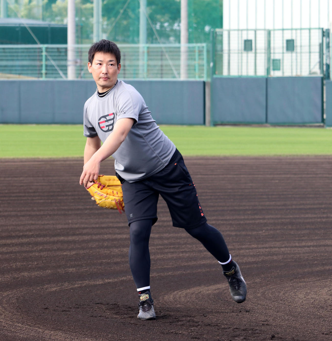 自主トレでキャッチボールする岩崎（代表撮影）