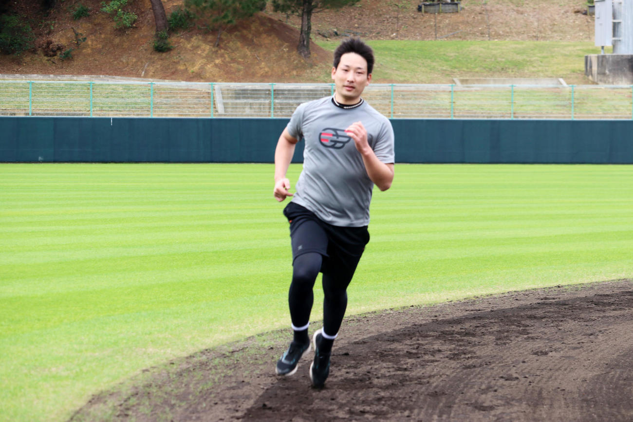 自主トレでダッシュする岩崎（代表撮影）