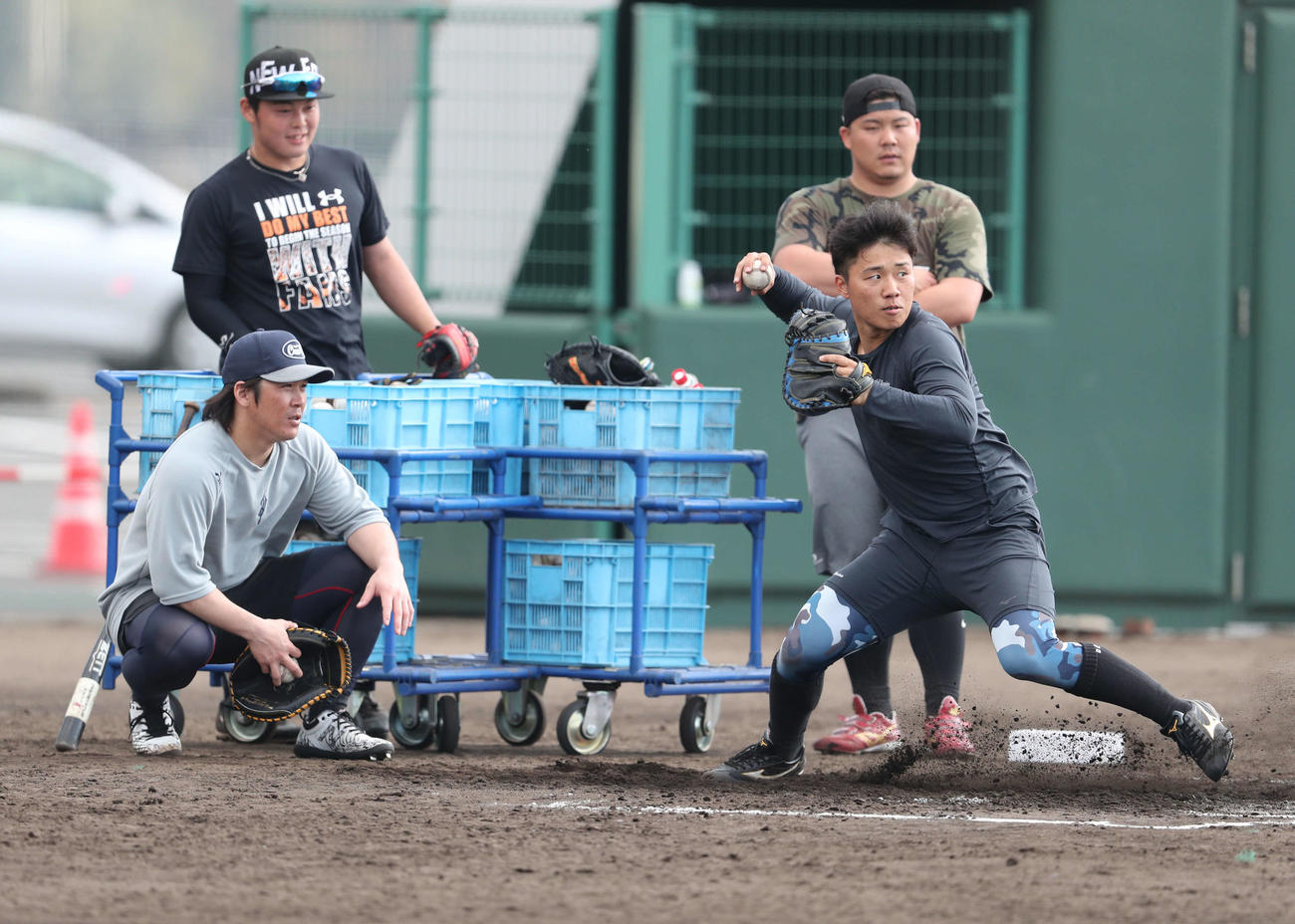 甲斐が見守る中、スローイングの練習をする海野（撮影・梅根麻紀）