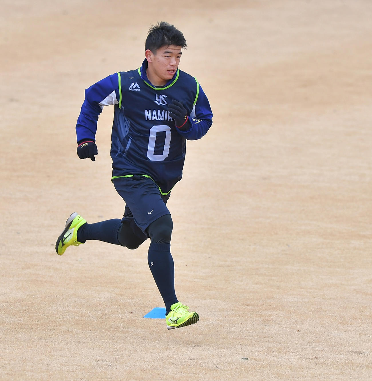 新人合同自主トレでダッシュをするヤクルト並木（代表撮影）