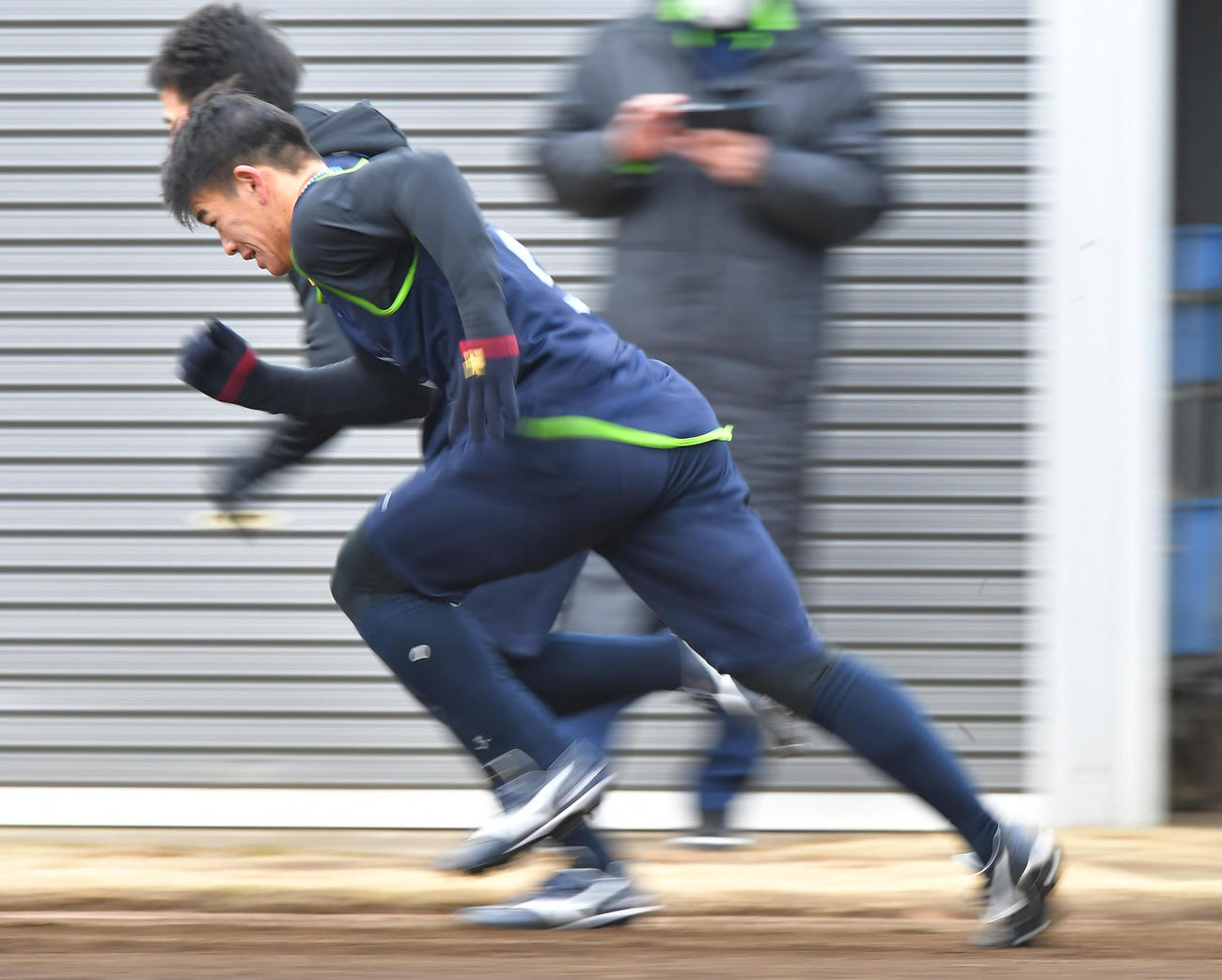 新人合同自主トレでダッシュをするヤクルト並木（代表撮影）