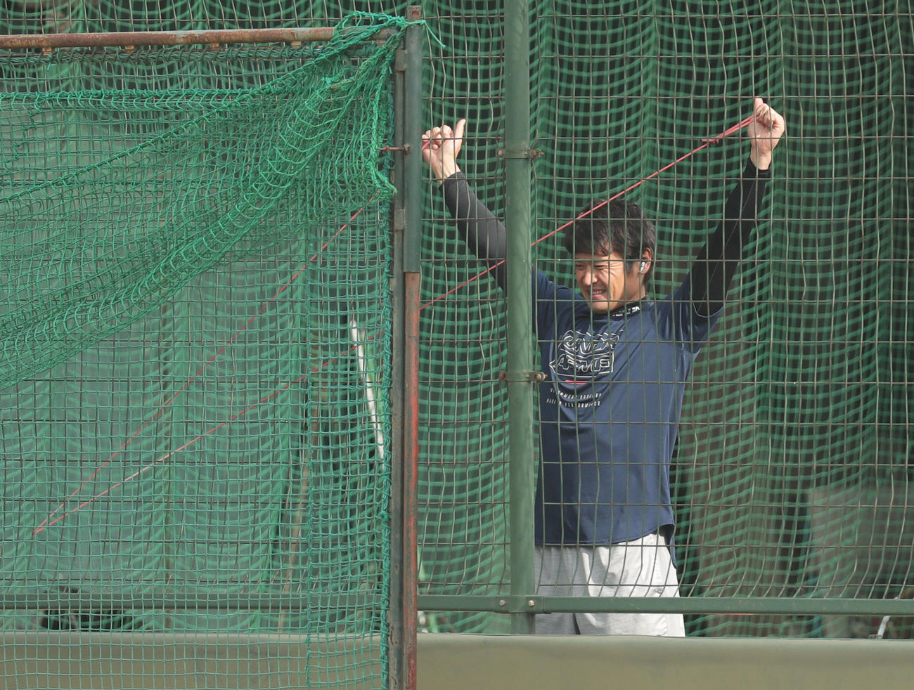 鳴尾浜で体幹を鍛える阪神中田（代表撮影）