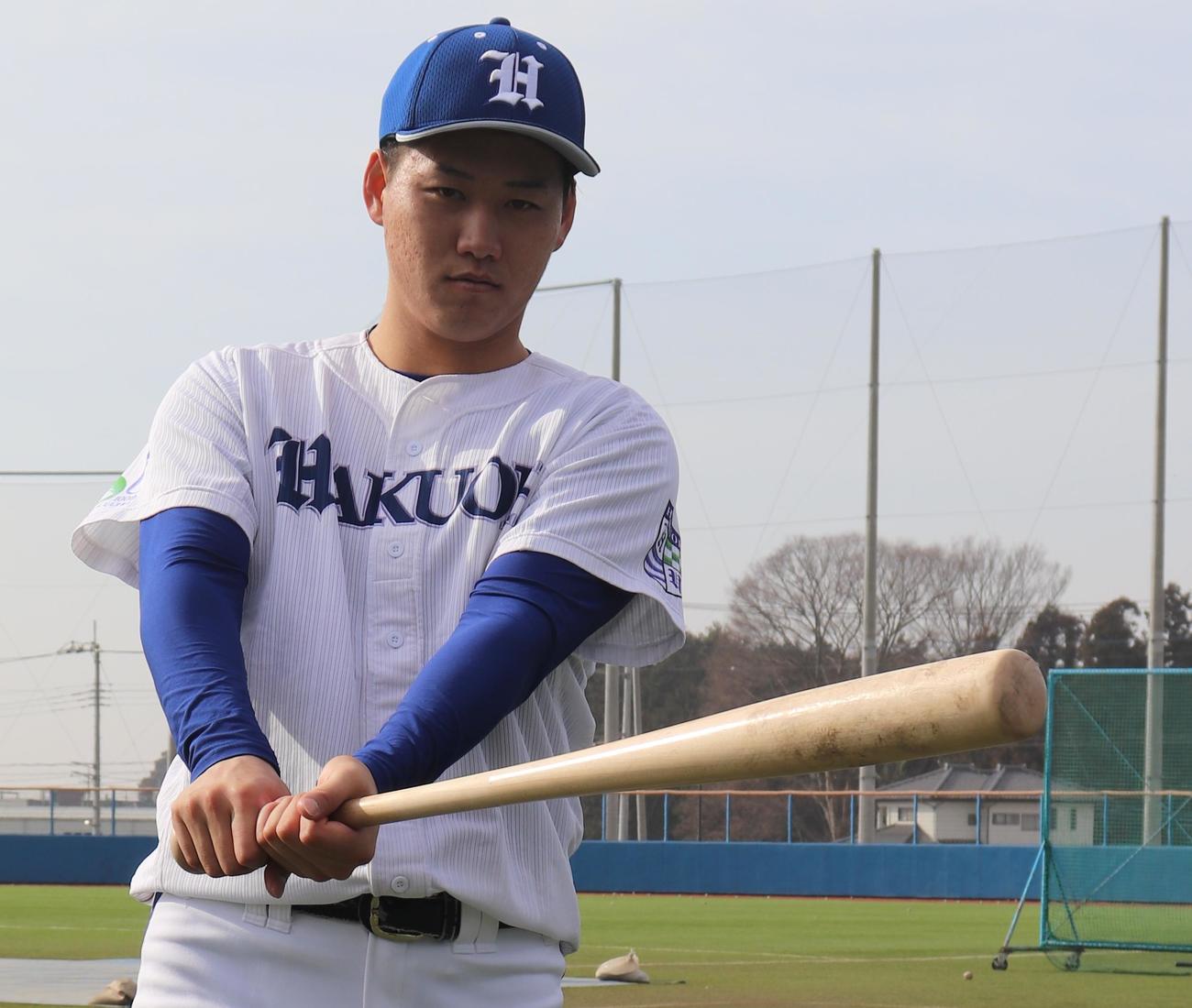 バットを手に持つ白鴎大・中山（撮影・古川真弥）