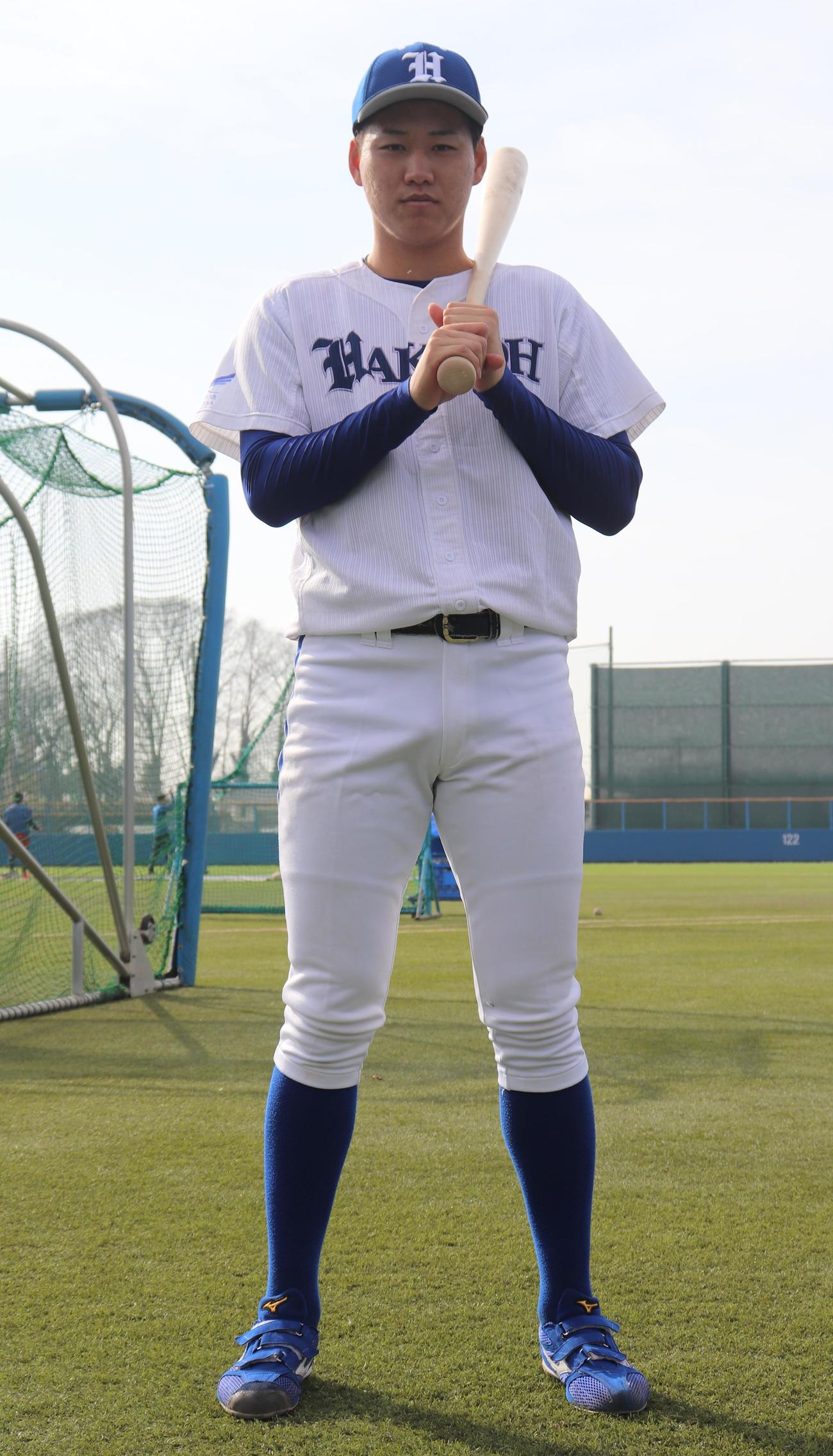 バットを手に持つ白鴎大・中山（撮影・古川真弥）