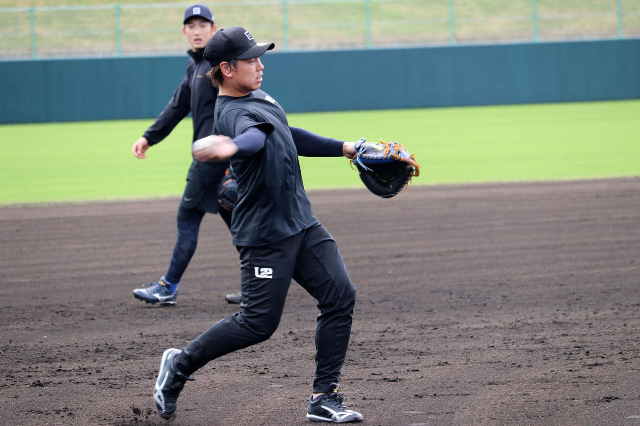 自主トレでノックを受ける梅野隆太郎（代表撮影）