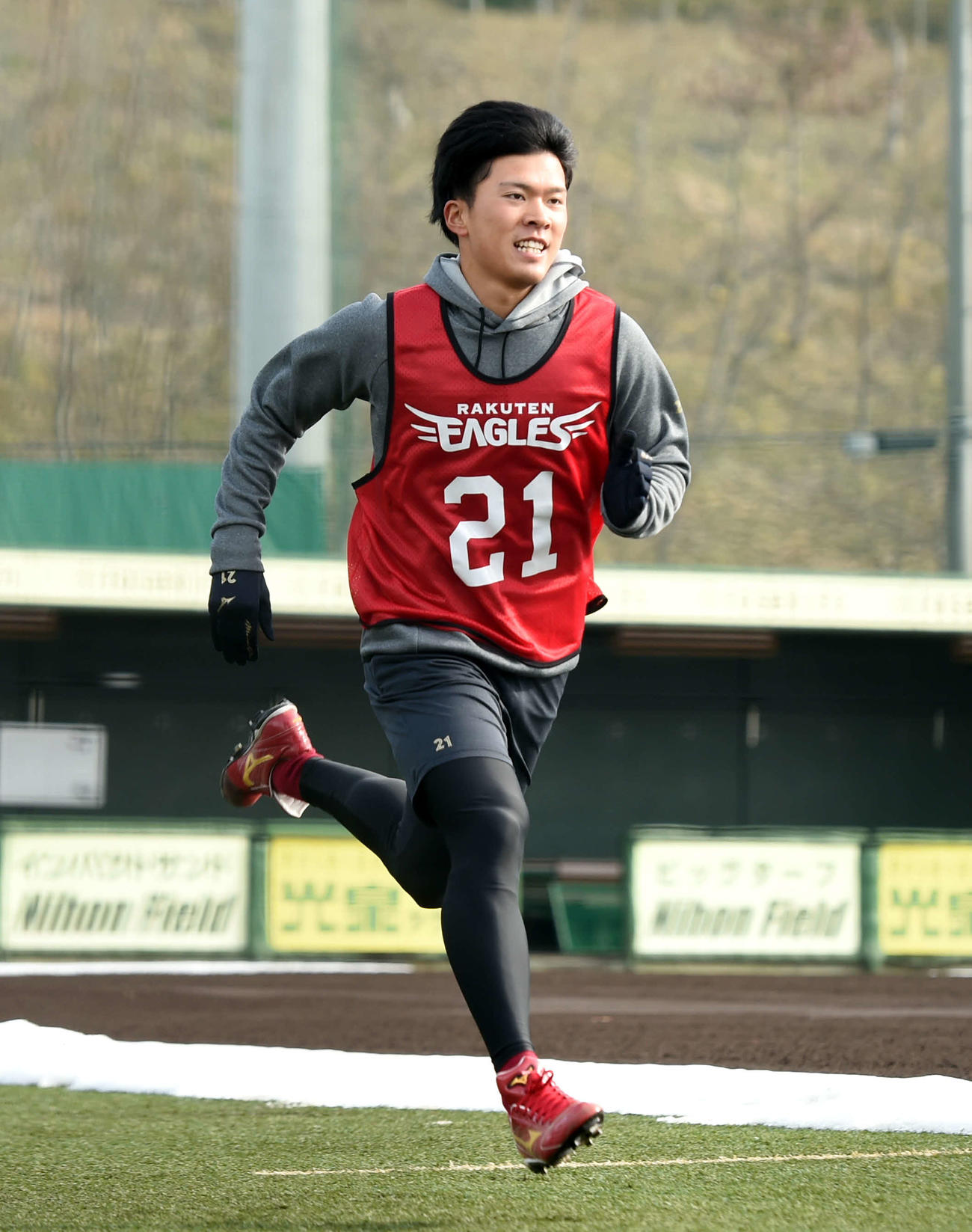 短距離ダッシュをする楽天早川（撮影・相沢孔志）