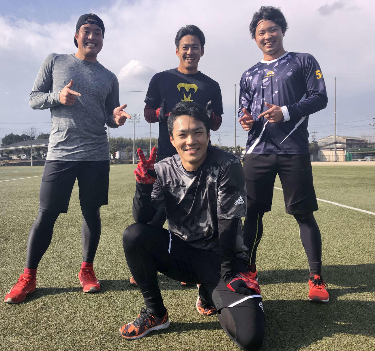自主トレを行う楽天則本昂（中央）と後列左から滝中、則本佳、高田萌（球団提供）