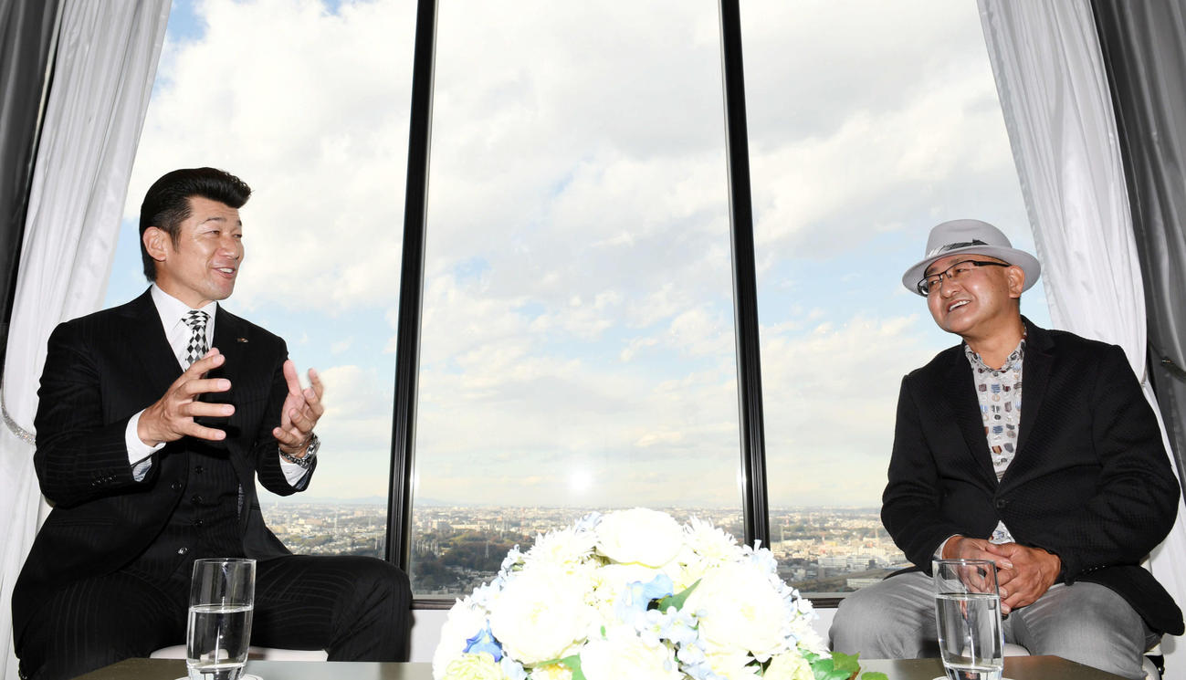 会話を交わすDeNA三浦監督（左）とJRA矢作調教師（撮影・横山健太）