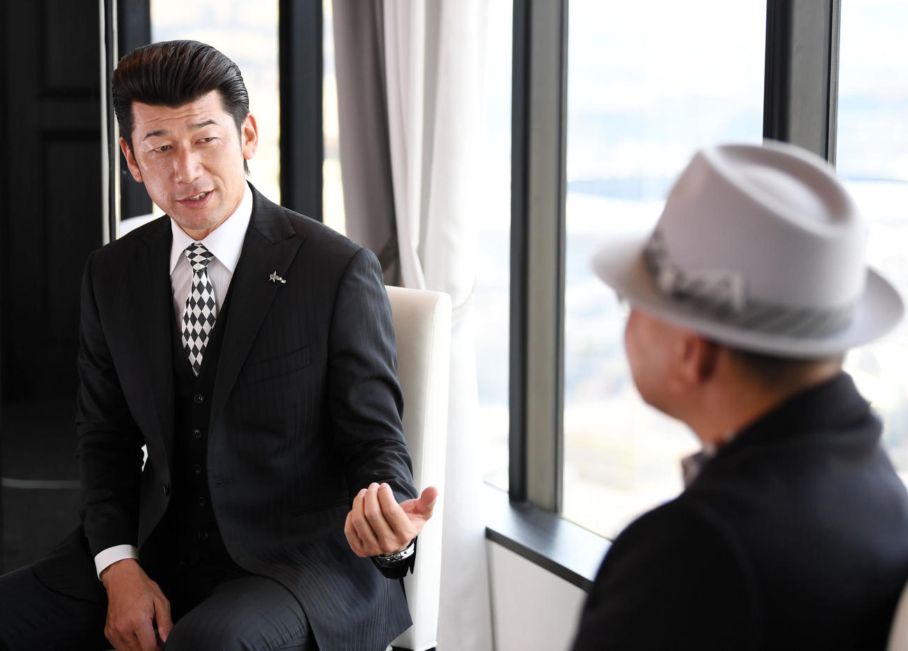 会話を交わすDeNA三浦監督（左）とJRA矢作調教師（撮影・横山健太）