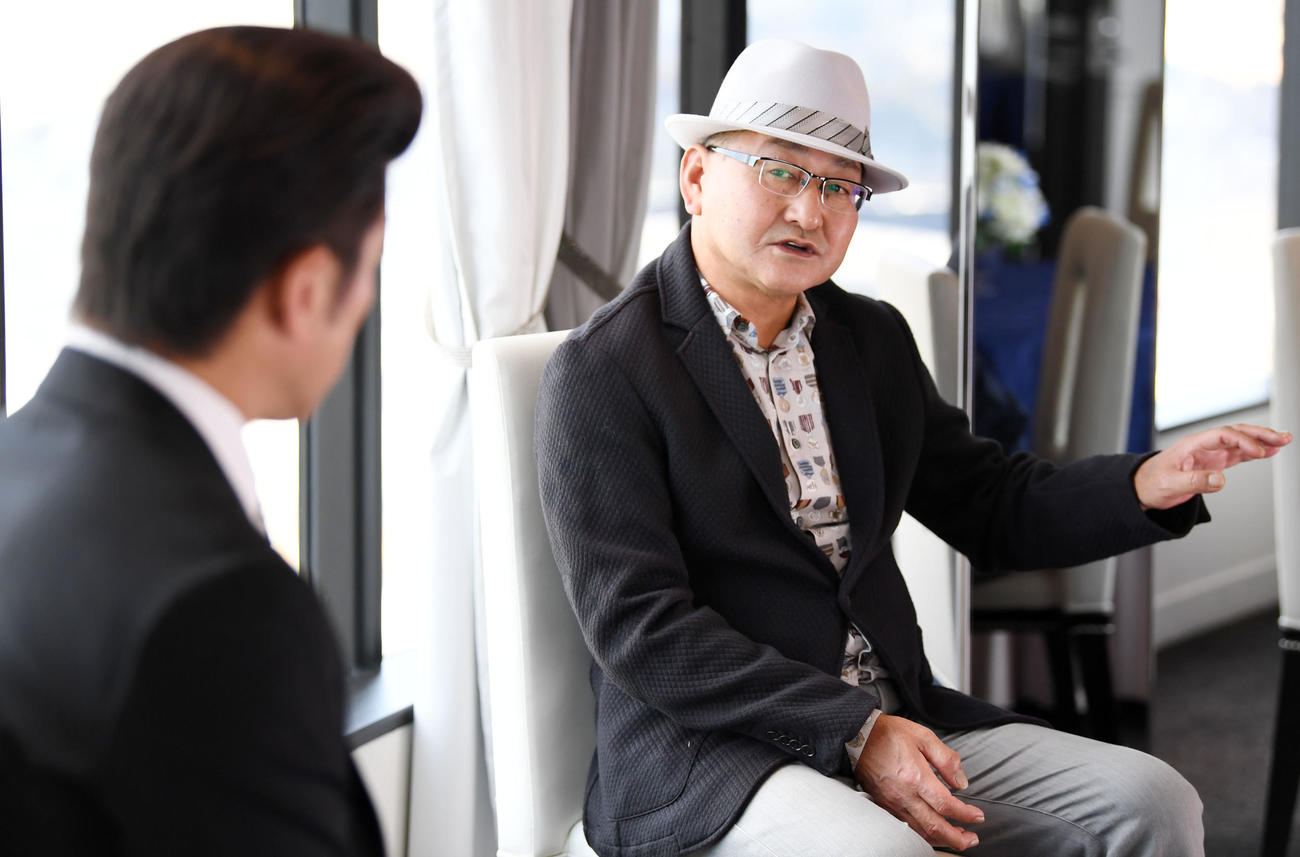 会話を交わすJRA矢作調教師（右）。左はDeNA三浦監督（撮影・横山健太）