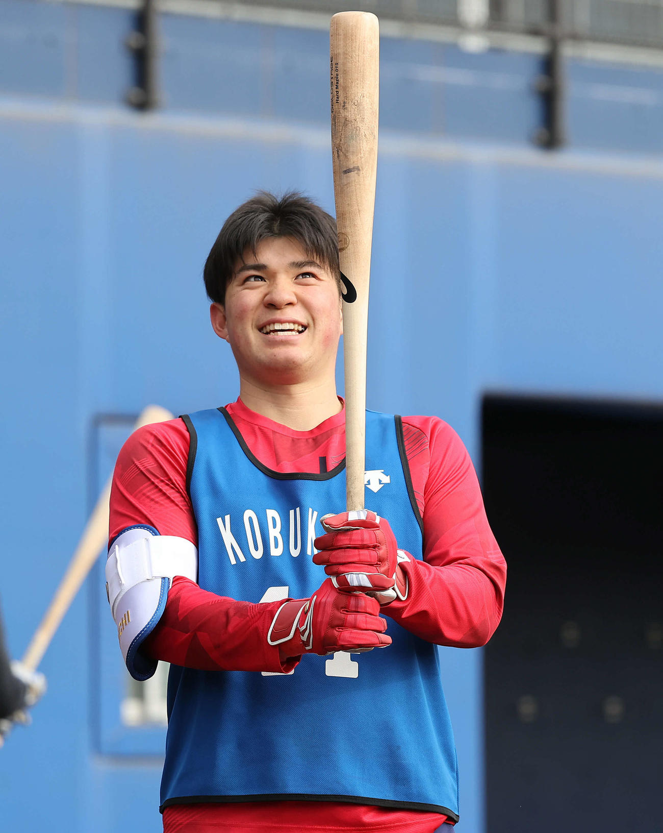 打撃練習中、笑顔でバットを見つめるDeNA小深田（撮影・垰建太）