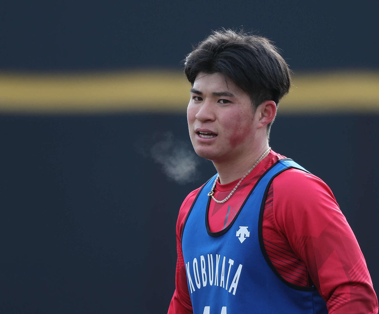 ベースランニングで走り込み呼吸を整えるDeNA小深田（撮影・垰建太）
