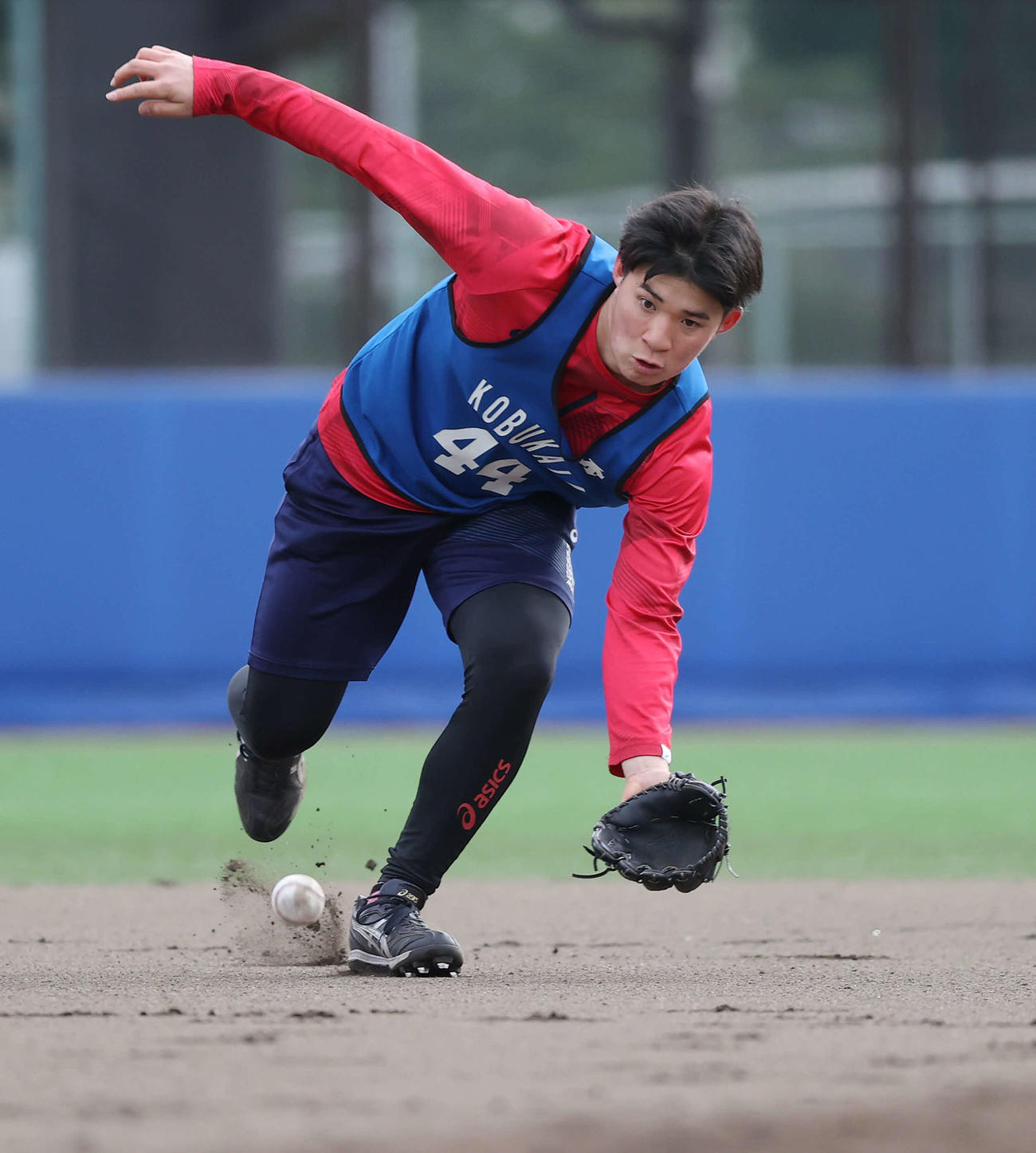 ノックを受けるDeNA小深田（撮影・垰建太）
