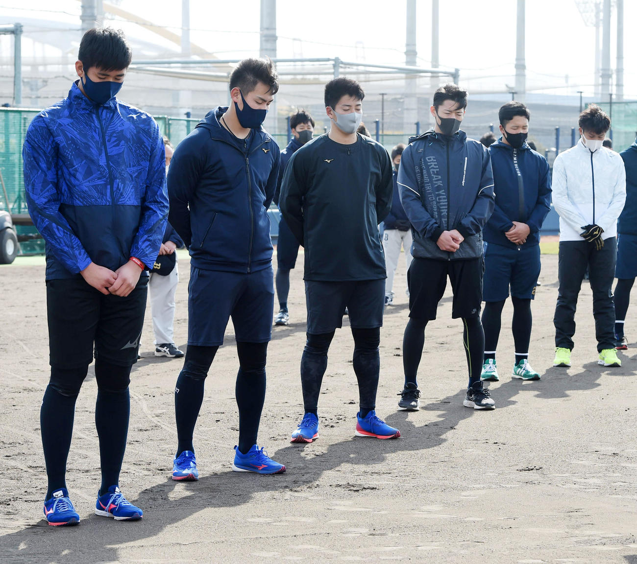 神戸の方向を向いて阪神・淡路大震災の犠牲者に黙とうをささげる、左からオリックス山下、元、来田、中川颯、中川拓、阿部（代表撮影）