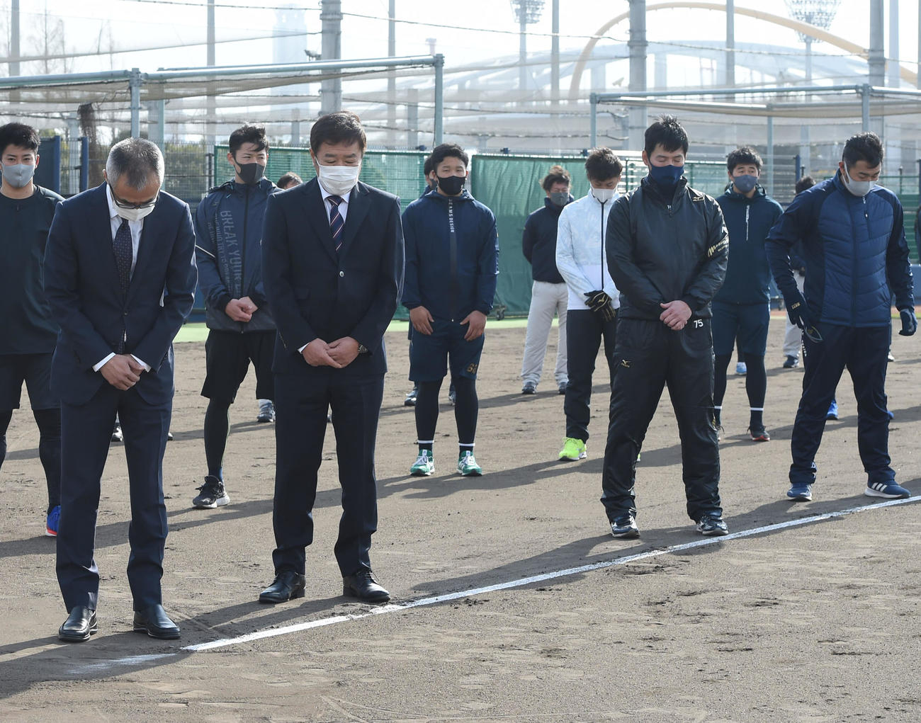 神戸の方向を向いて阪神・淡路大震災の犠牲者に黙とうをささげる、左から湊球団社長、福良GM、佐竹コーチ、平井コーチ（代表撮影）