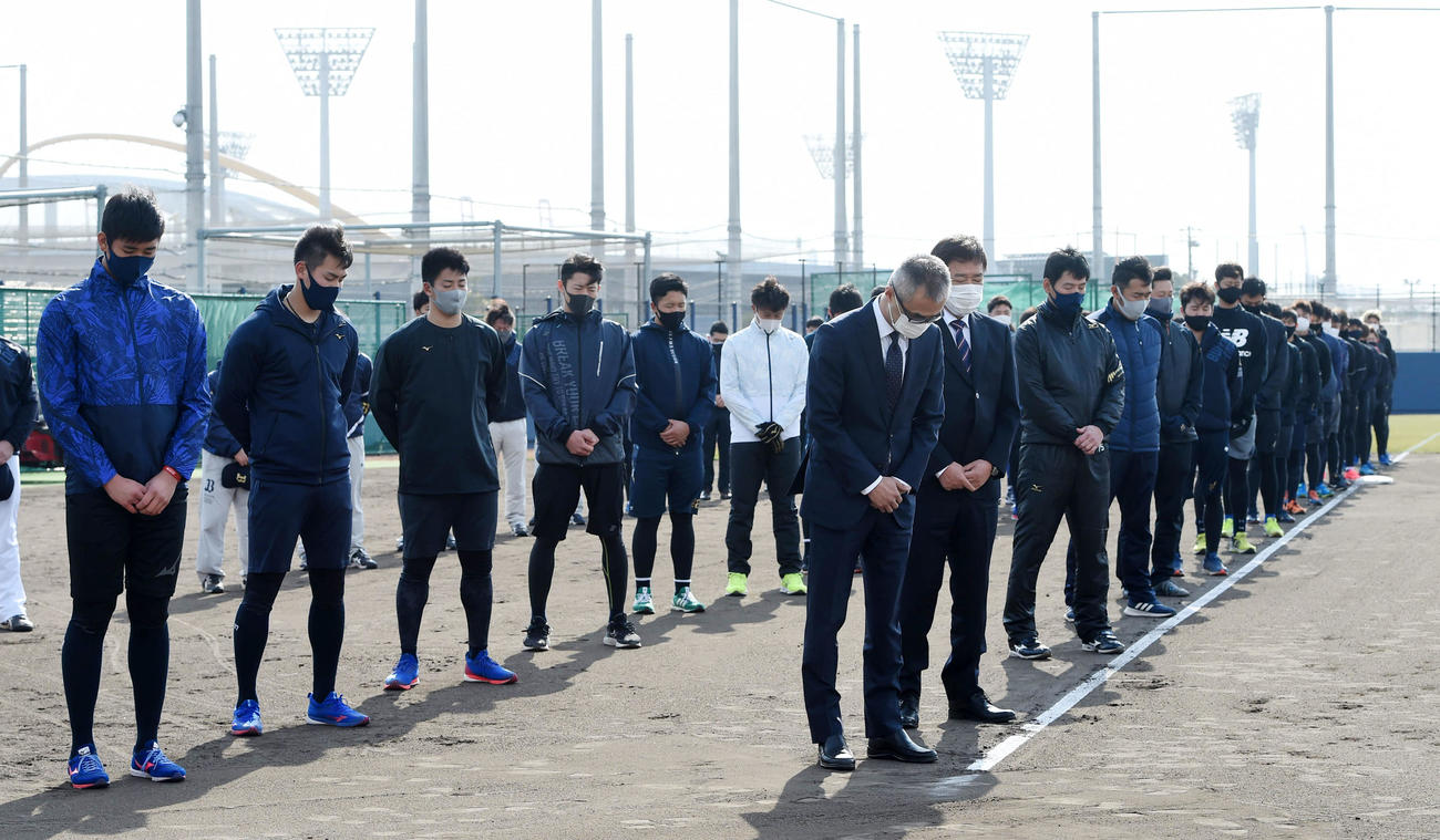 神戸の方向を向いて阪神・淡路大震災の犠牲者に黙とうをささげる、前列左から湊球団社長、福良GMらオリックスナインとスタッフ（代表撮影）