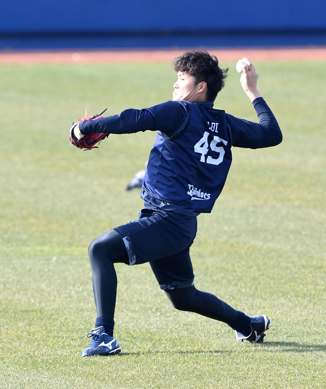 キャッチボールを行うオリックス阿部（代表撮影）