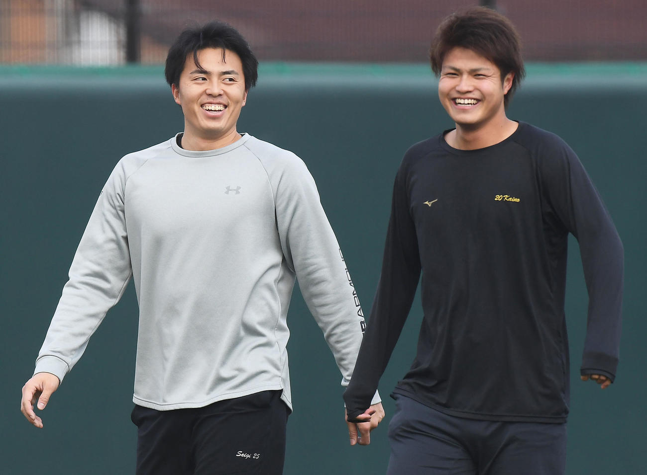 練習の合間に甲斐野（右）と笑顔で話す田中（代表撮影）