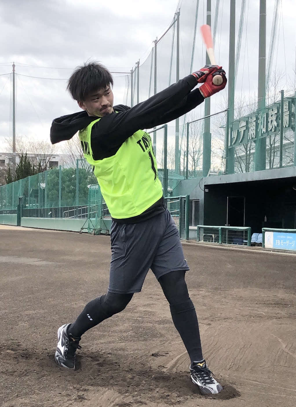 自主トレを行うロッテ谷川唯人（球団提供）