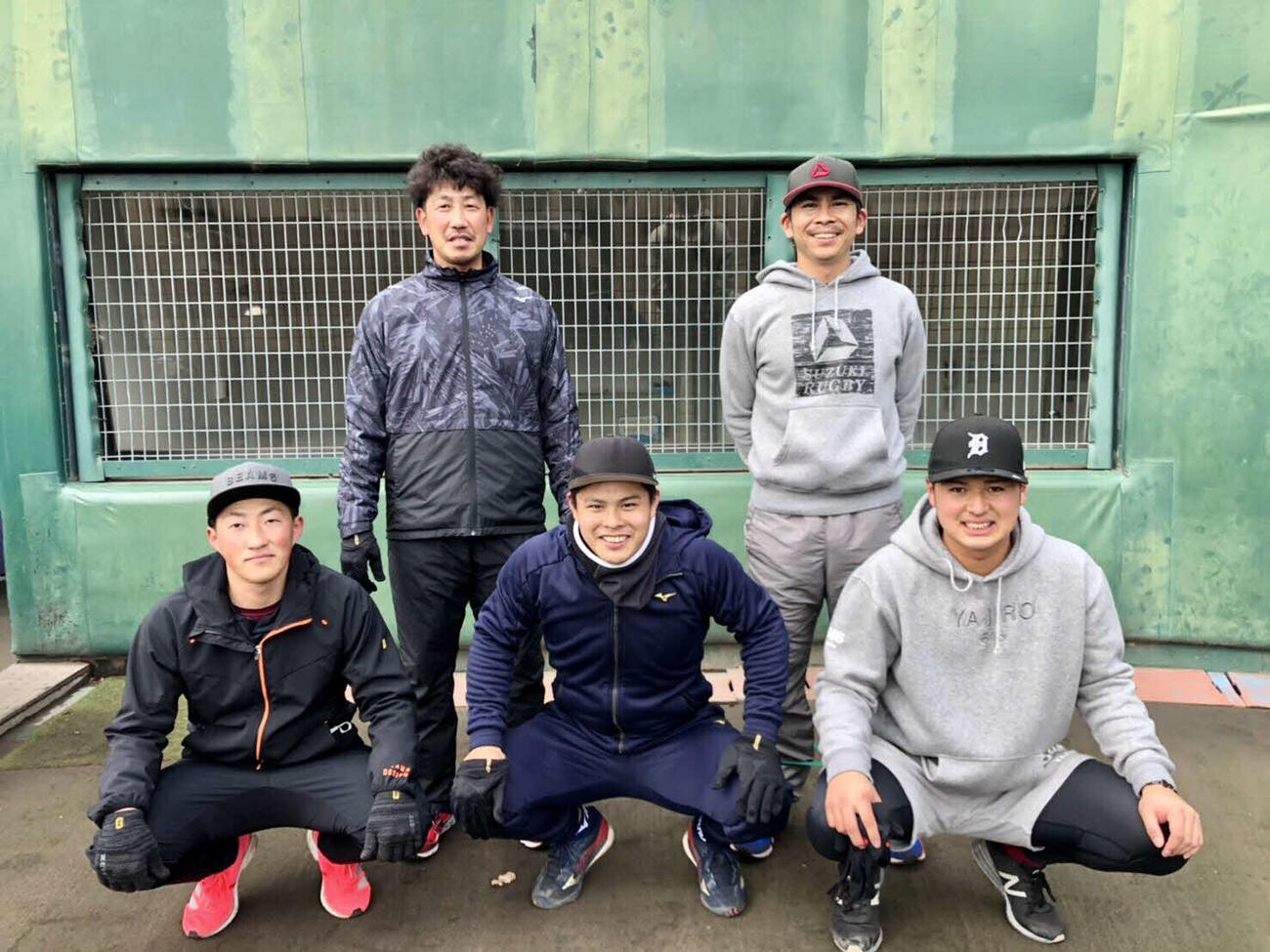 京都府内で自主トレを行う、後列左から楽天藤田、福山、前列左から小深田、山崎剛、黒川（球団提供）